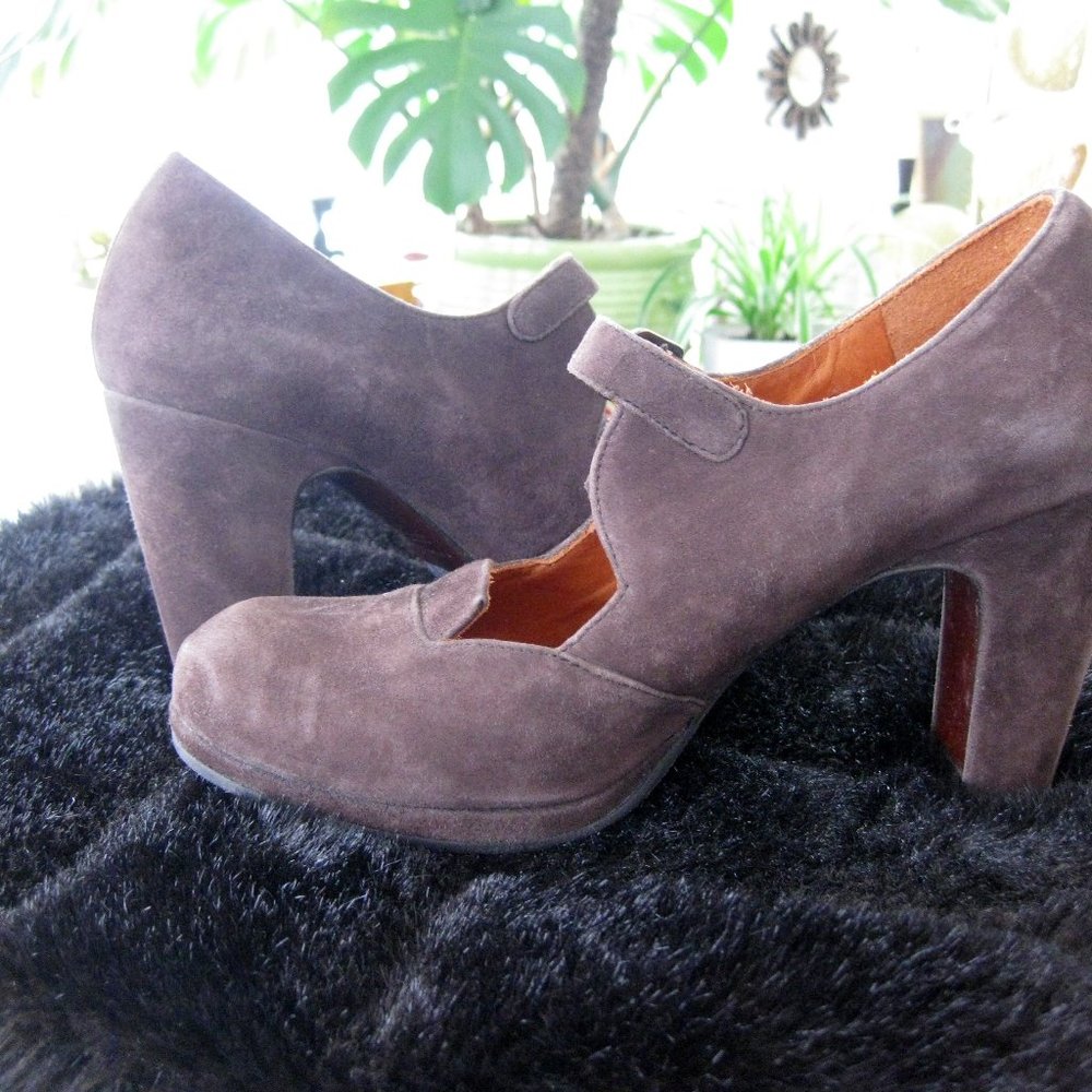 CHIE MIHARA Suede Pumps - Light Brown